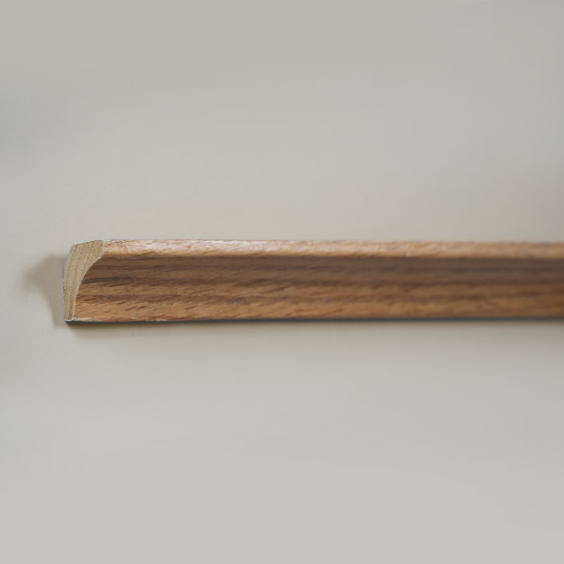 Lignum solidum Intus Corner Moulding/Scotia Auro (convoluta cum Rubro Oak Veneer + Paint) - Quercus Color 7/8' x 7/8'