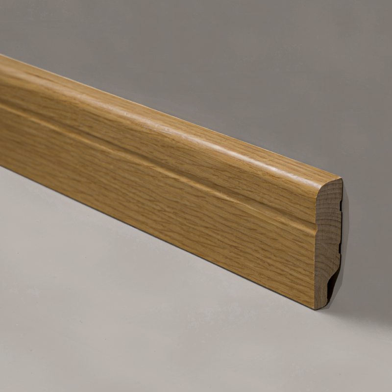 Lignum solidum Skirting Board (Pinge convoluta cum Quercus Alba Veneer +) - Quercus Naturalis Color 1/2